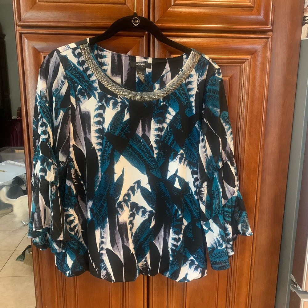 Blouse with elastic bottom